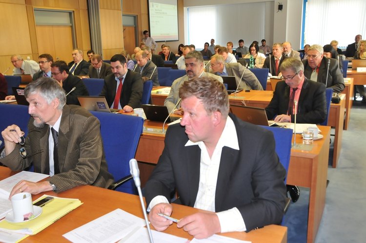 Už jen pár dnů zbývá na přihlášku do soutěže Nejlepší starosta 1 V_roce_2011_se_mezi_pet_finalistu_souteze_probojoval_starosta_Hermanic_Vladimir_Stribrny_(vpravo)_medium