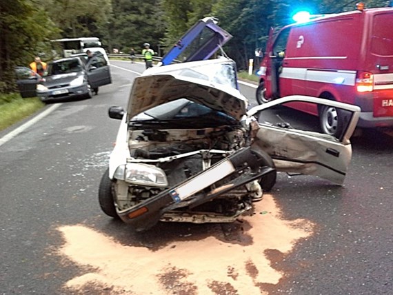 Muže z havarovaného Suzuki v Mníšku vystříhávali hasiči 1 2014811132366063