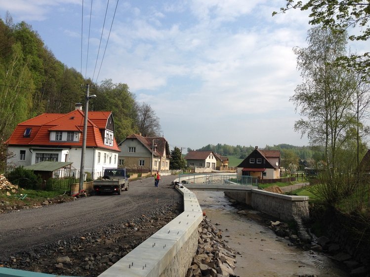 Oprava silnice z Dětřichova do Heřmanic, kterou zničila povodeň v roce 2010, je u konce 1 Oprava_silnice_z_Detrichova_do_Hermanic,_kterou_znicila_povoden_v_roce_2010,_je_u_konce__medium