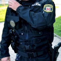 Hlídka městské policie zadržela řidiče, kterého přistihla, jak opilý sedá za volant 1 straznik mluvi do vysilacky