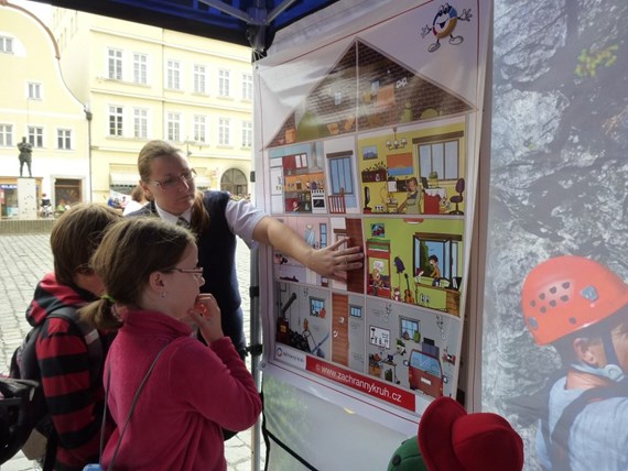 Žáci frýdlantských škol hledali na Dnu IZS odpovědi 1 001