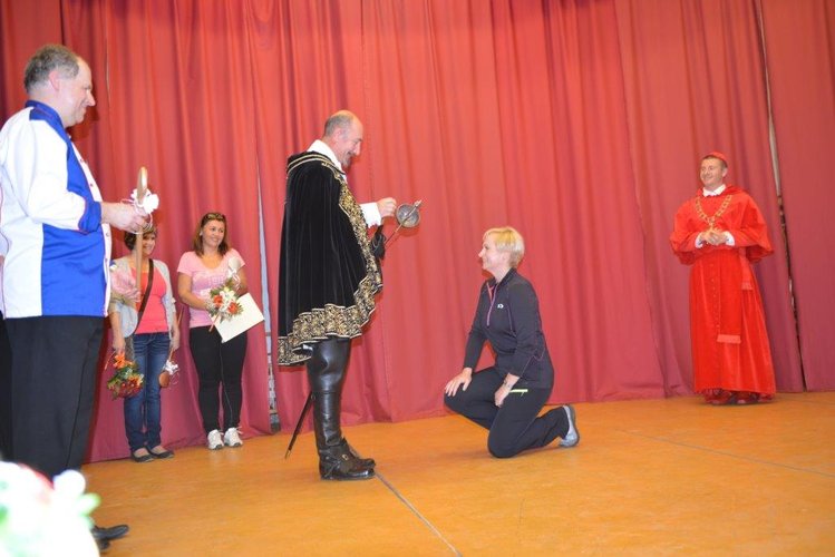 Albrecht z Valdštejna předal ve Vísce Zlatou vařečku Petře Balážové a jmenoval ji dvorní kuchařkou 1 Albrecht_z_Valdstejna_pasuje_Petru__Balazovou_na_dvorni_kucharku_medium