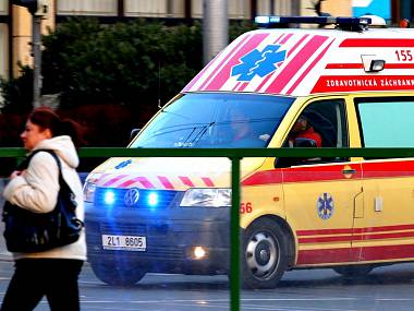 NEŠTĚSTÍ: Při střetu auta s vlakem zemřeli dva lidé 1 01