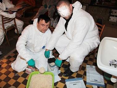 Historický zátah. Efedrin policisté nabírali sběračkou 1 0001