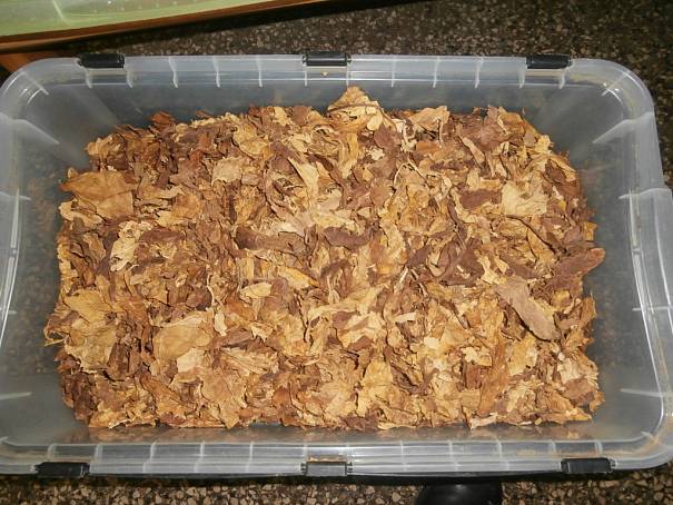 Celní správa zabavila nejen lihoviny, ale také tabákové listy 1 0001