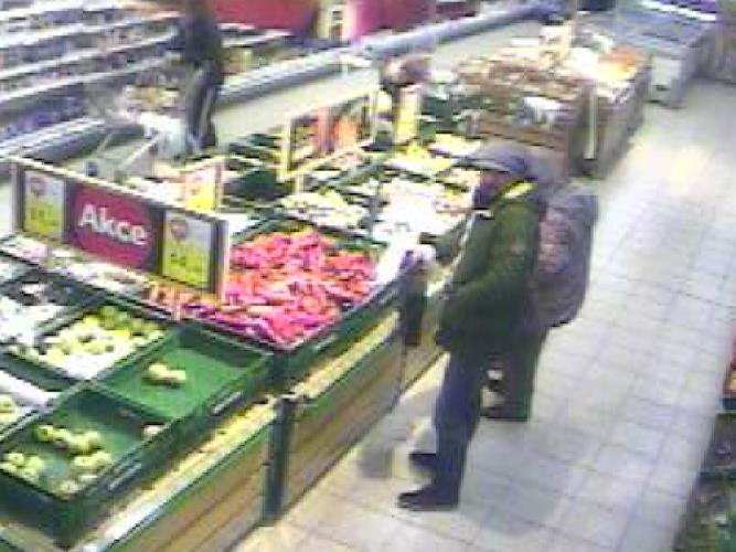 Okradl 88letou stařenku. Poznáte ho?