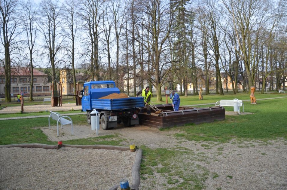 JARO LÁKÁ VEN HLAVNĚ DĚTI! 1 00001