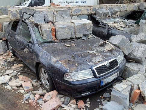 TJ Jiskra Višňová 37 Stěna skladovací haly se zřítila na tři auta