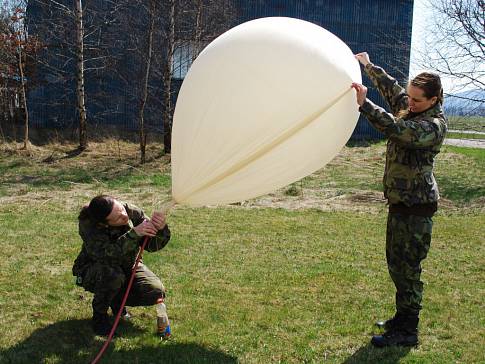 Vojenští chemici vypouštěli na letišti radiosondu