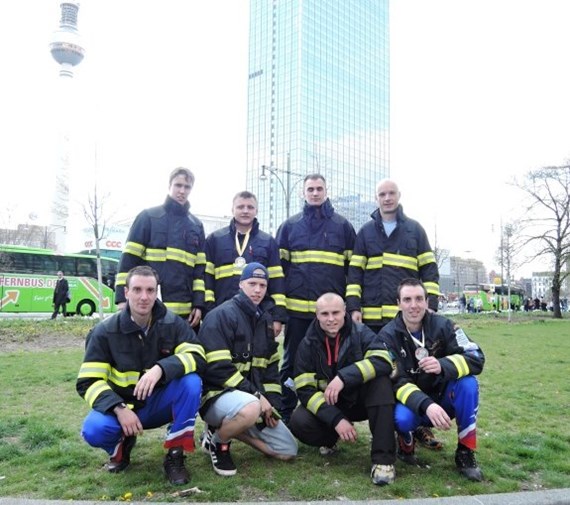 Hasiči Libereckého kraje o víkendu zdolali 770 schodů v Berlíně