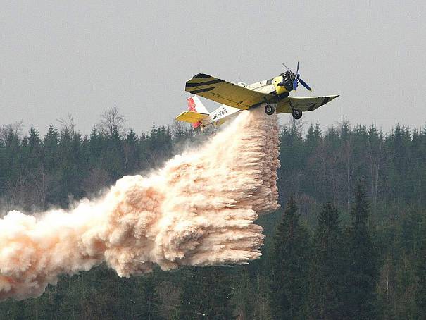 Z letadla vypustí vápenec nad Souší