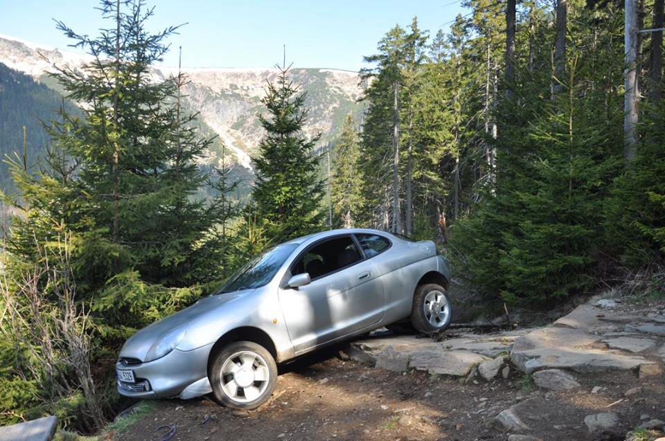 Tohle nepochopíte. Řidič zasekl svůj Ford na hřebeni Krkonoš