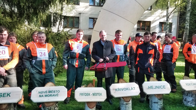 Mladí frýdlantští lesníci bodovali v soutěži Dřevorubec Junior 2015