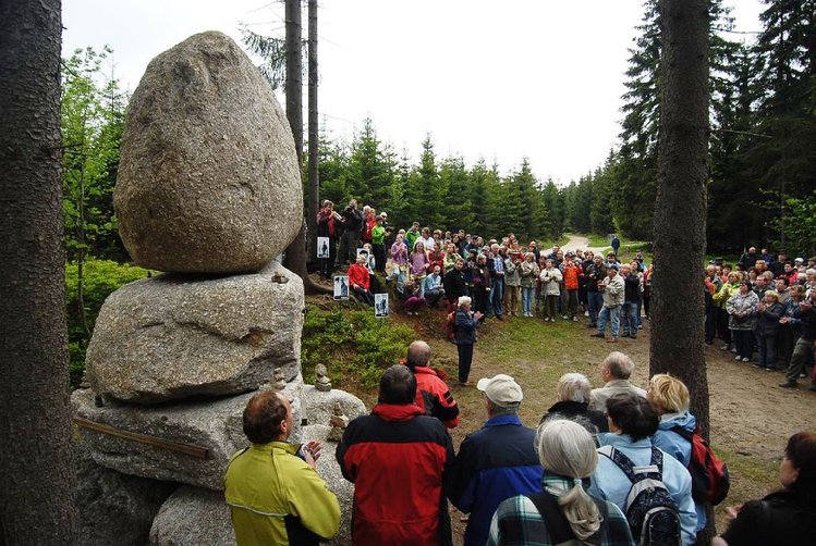 Turistické Jizerské vejšlapy vedou ke kamennému mužikovi – památníku horolezců v Bedřichově