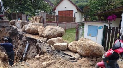 Práce na kanalizaci postupují dále k cíli