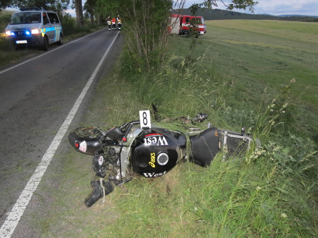 Na stejném úseku havarovali dva řidiči, každý do jiného stromu