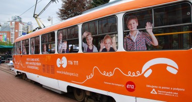 Benefiční tramvaj vybrala pro Linku bezpečí 60 tisíc korun