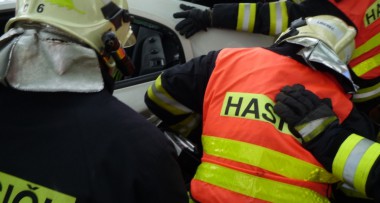 Střet osobního vozu s vlakem zastavil provoz na Frýdlantsku