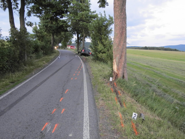 Na stejném úseku havarovali dva řidiči, každý do jiného stromu 2 4