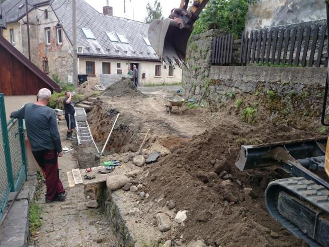 Rekonstrukce havárie zdi uzavřela komunikaci od kostela ke kempu