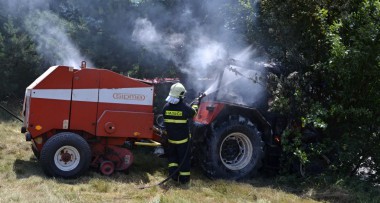 Hasiče zaměstnal hořící traktor na louce v Oldřichově