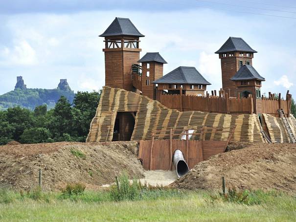 Ubytování, penziony, hotely, chaty, chalupy, resorty, hostely, motoresty a kempy 41 Ve Šťastné zemi vyrostly Trosky