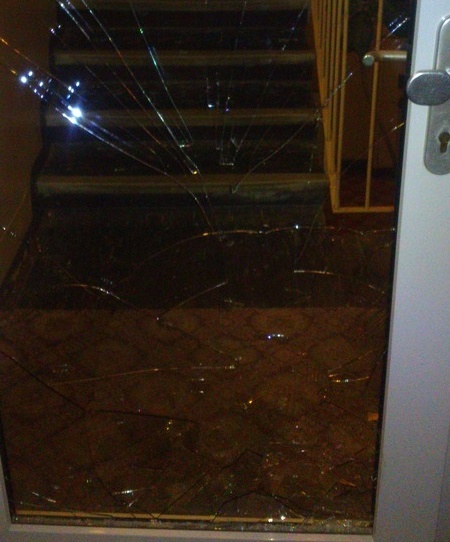 Plus 13 Hádka partnerů vyústila v rozbité sklo vchodových dveří