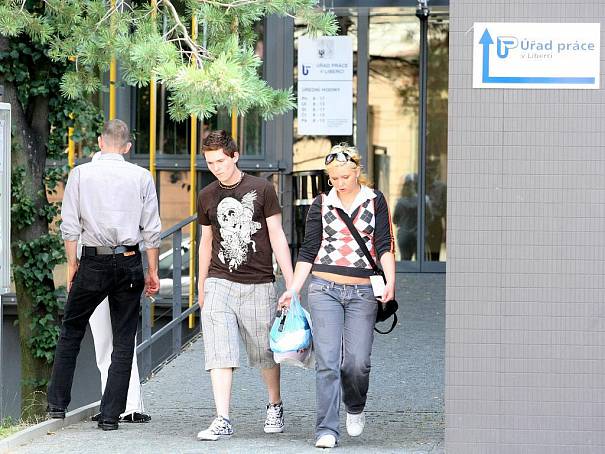 U Zeleného stromu / Restaurace 33 Nezaměstnaných je méně než minulý rok, přesto je přes 20 tisíc lidí bez práce