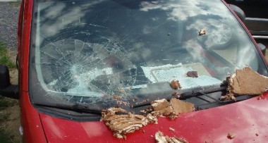 Opilý muž vyhodil oknem pekáč buchet, ten dopadl na auto