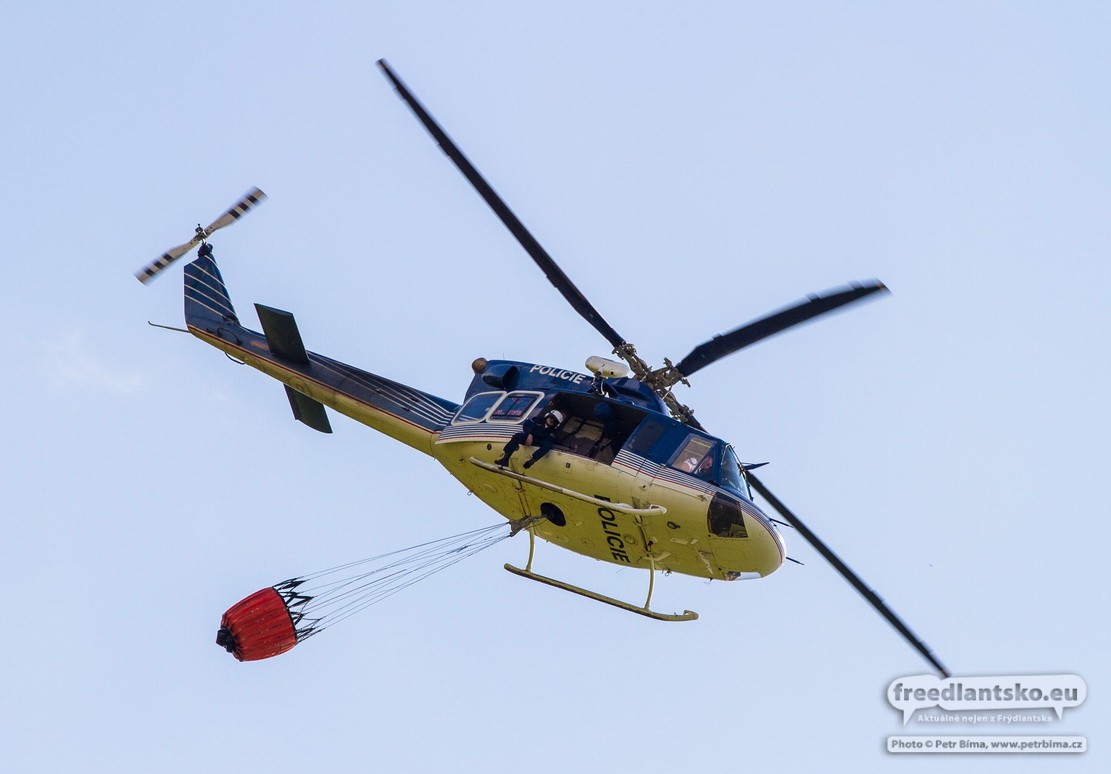 Fotoreportáž z probíhajícího hašení Měděnce policejním vrtulníkem