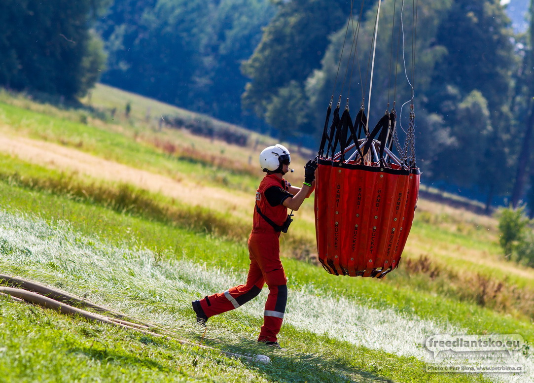 AKTUÁLNĚ: V Jizerských horách hoří les na vrcholu Měděnce