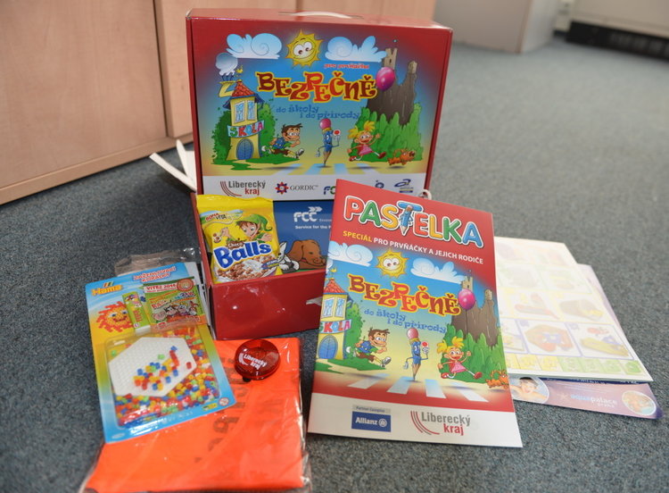 Liberecký kraj přispěje k bezpečnosti prvňáčků, rozdá jim speciální kufříky