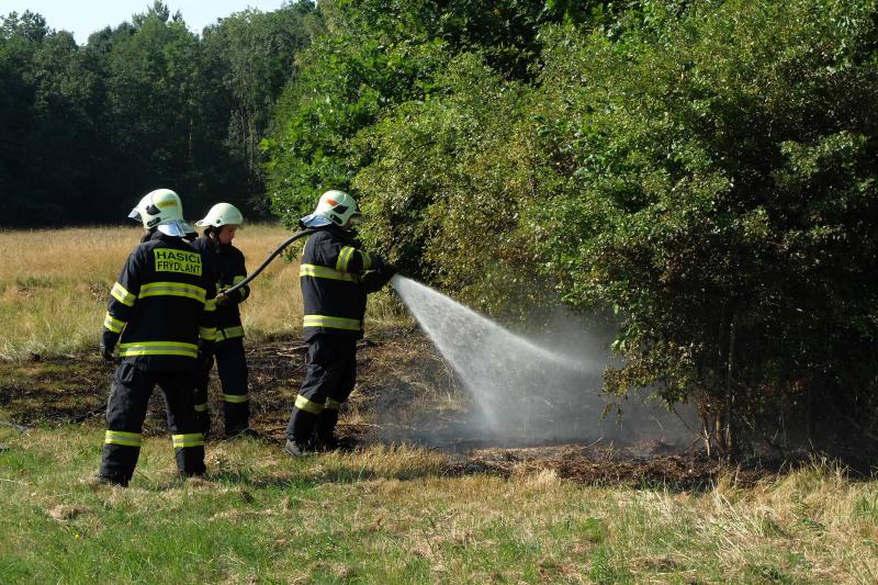 Na Zátiší hořela louka. Buďte v tomto počasí obezřetní
