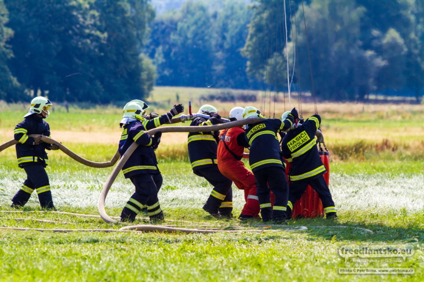 Frýdlantští hasiči pomáhali hasit lesní požár na Měděnci