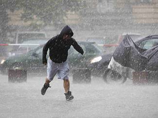 Meteorologové varují: Silné deště budou postupovat Českem, hrozí záplavy