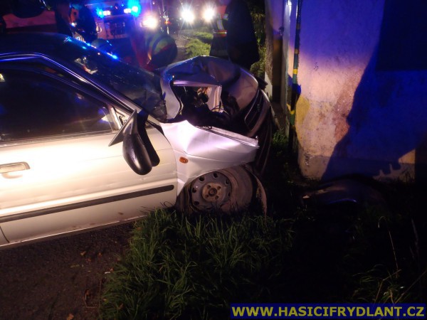 Řidič naboural do trafostanice ve Frýdlantu, zranil se