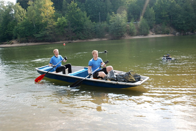 Potápěči s dobrovolníky čistili libereckou přehradu