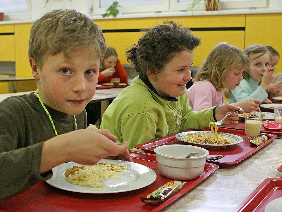 Stravování dětí v jídelnách se lepší