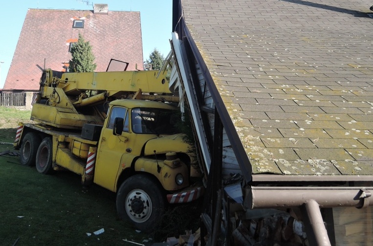 Jeřáb vjel do obývacího pokoje