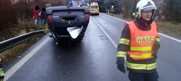 Silnici na Frýdlant v pátek zablokovala nehoda u přehrady Mlýnice