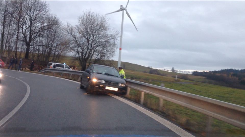 Partička mladých Poláků dnes havarovala na Albrechtickém kopci. Před nárazem do svodidel nabourali protijedoucí Fabii
