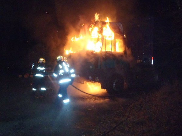 Na Albrechtickém kopci hořela Tatra. Řidič před plameny utekl