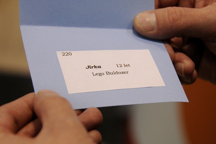 Nákupní centrum rozzáří strom, který plní opuštěným dětem přání