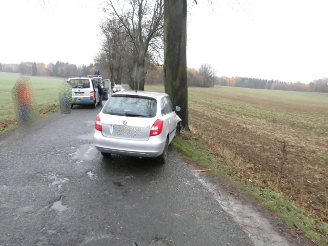 Jeho jízda skončila ve stromě 1 DN Nove Mesto p Smrkem