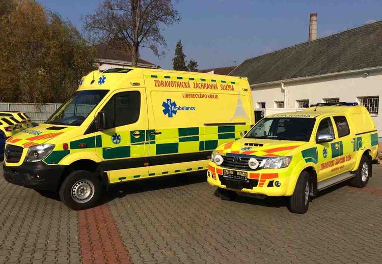 Krajští záchranáři mají nové moderní sanitky a lékařské vozy