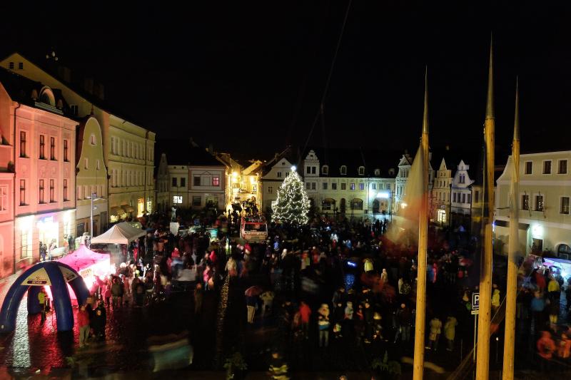 Advent ve Frýdlantu odstartovali čerti, andělé i Marie s Ježíškem. Poté se rozsvítil strom