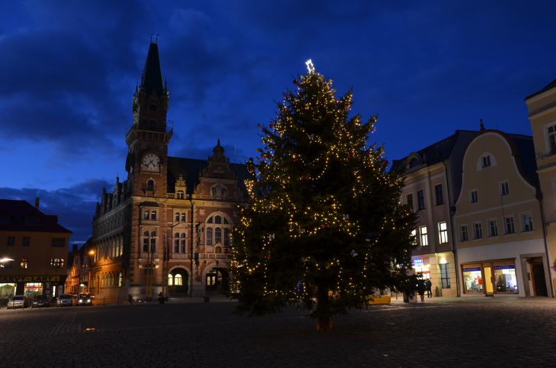 Rozsvícení vánočního stromu, dílničky, trh i překvapení. To vše v neděli ve Frýdlantu!