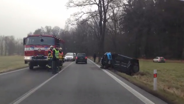 Další nehoda pod Albrechťákem, auto skončilo mimo silnici na boku