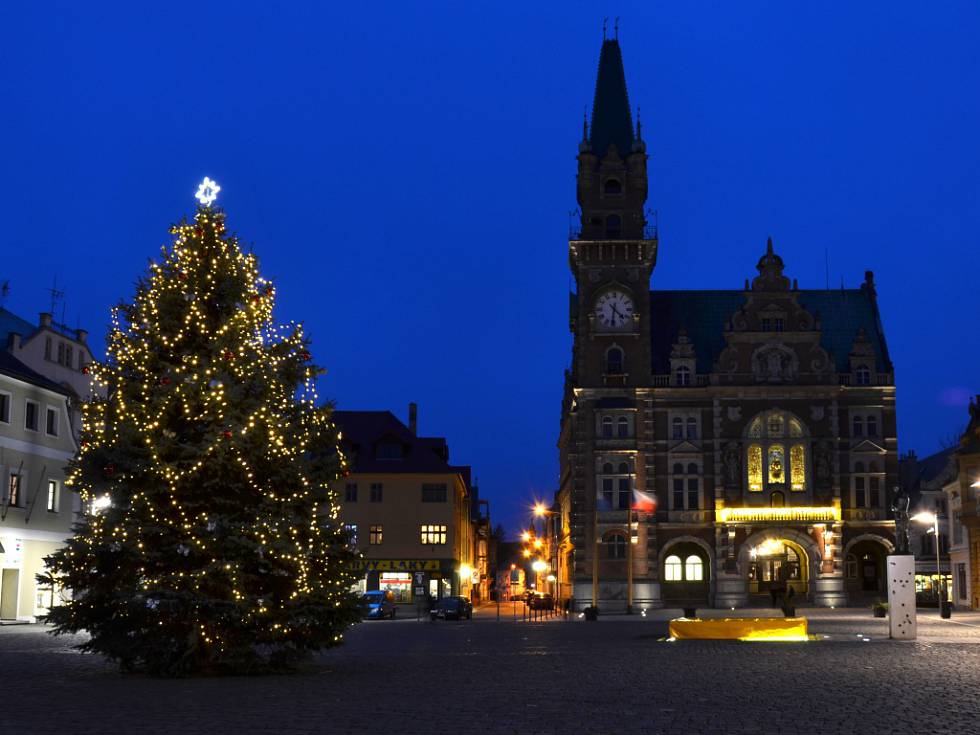 HLASOVÁNÍ: Vyberte nejkrásnější vánoční strom. Vítěz ozdobí titulní stranu novin