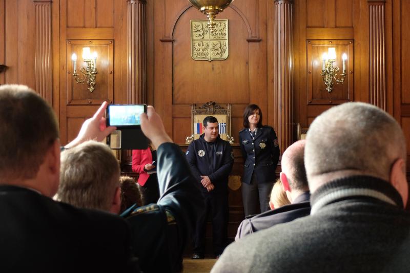 V obřadní síni se předávaly psovodům mezinárodní certifikáty